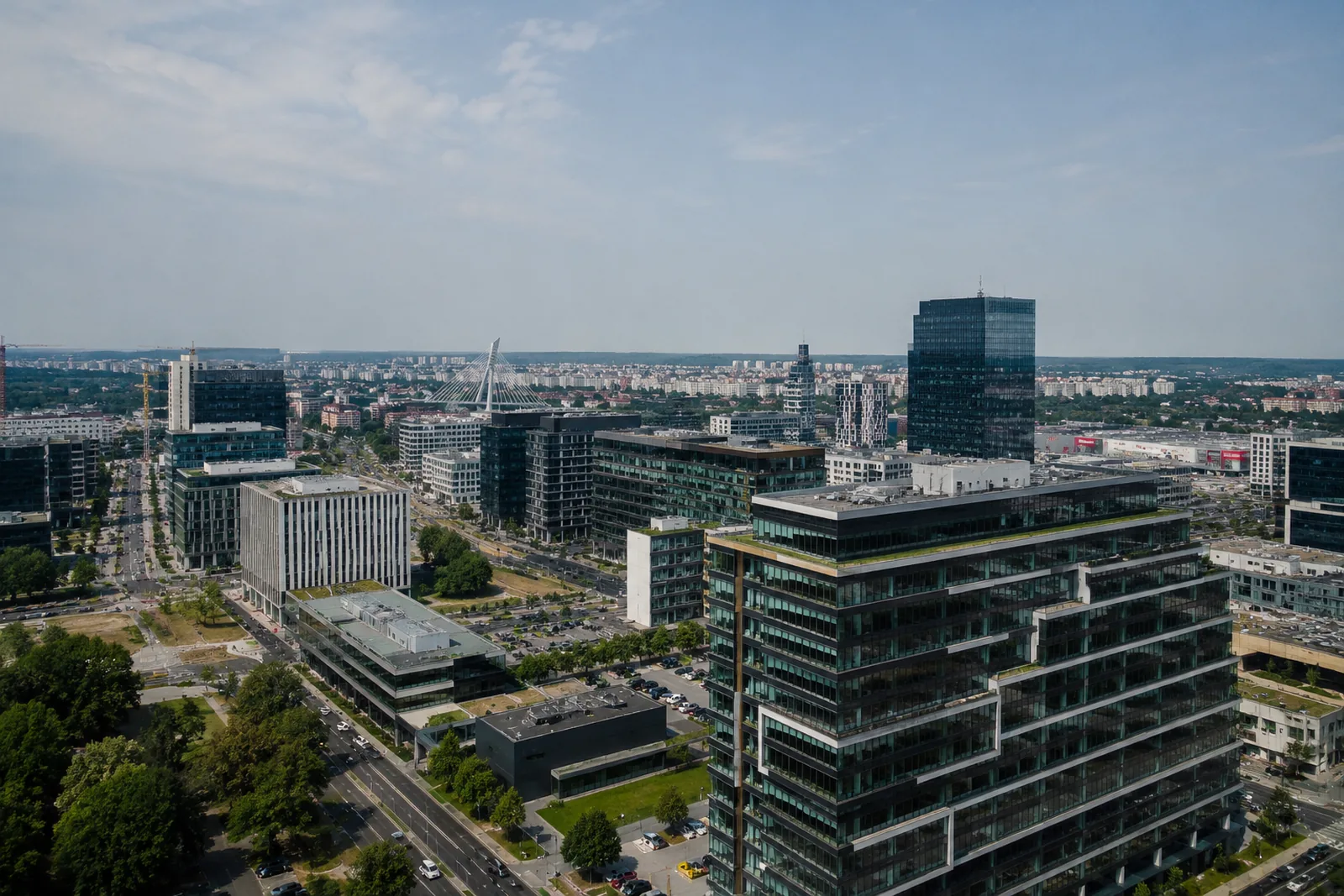 Vedere aeriană asupra unui parc de afaceri la apus