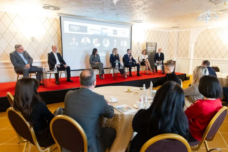conferinta business cu participanti intr-un cadru profesional